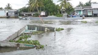 Sạt lở nhấn chìm nhà dân ở Cần Thơ