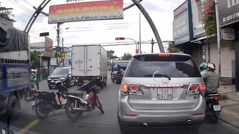 Truy xét các đối tượng dừng xe giữa đường xông vào đánh nhau