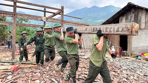 Công an hỗ trợ nhân dân xã Đồng Phúc khắc phục hậu quả mưa lũ