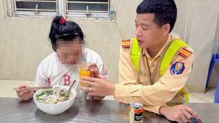 CSGT Hà Nội kịp thời giúp đỡ cháu gái đi lạc vào cao tốc 