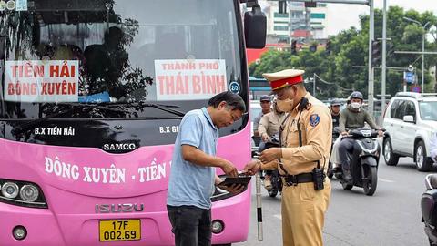 CSGT Hà Nội tuần tra lưu động xử phạt hàng trăm xe khách vi phạm 