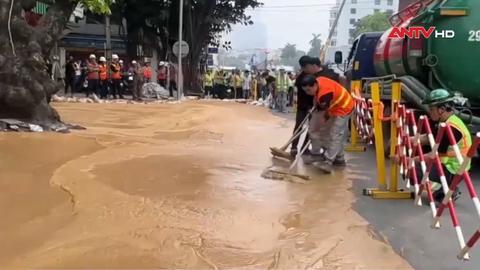 Hà Nội khẩn trương khắc phục sự cố bùn đất phun trào trên phố Cát Linh
