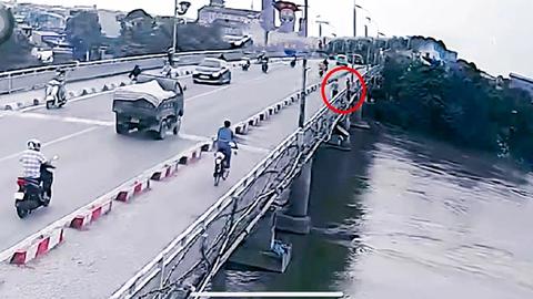 Cô giáo dũng cảm cứu người giữa dòng nước xiết