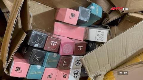 Phát hiện hàng nghìn chai nước hoa nghi giả ở trung tâm Hà Nội