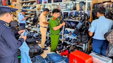 Phát hiện thu giữ nhiều hàng hóa không rõ nguồn gốc