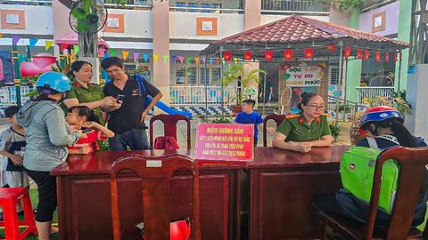 Công an xã hướng dẫn người dân tham gia góp ý sửa đổi Hiến pháp