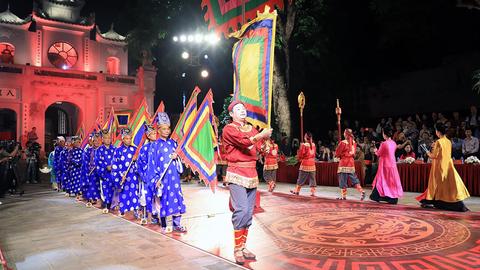Độc đáo tour đêm "Tiếng chuông Trấn Vũ"
