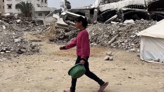 Bé gái Gaza mang gánh nặng nuôi sống gia đình