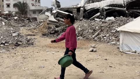 Bé gái Gaza mang gánh nặng nuôi sống gia đình
