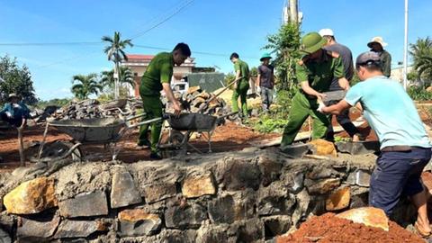 Công an xã trên địa bàn tỉnh Đắk Nông chung tay xóa nhà tạm, nhà dột nát