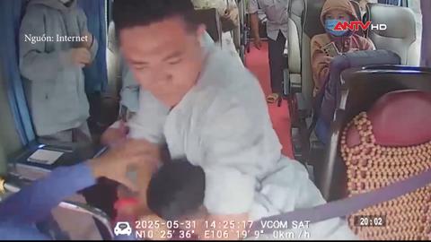 Tài xế xe khách bị hành hung khi đang ngồi trên ghế lái