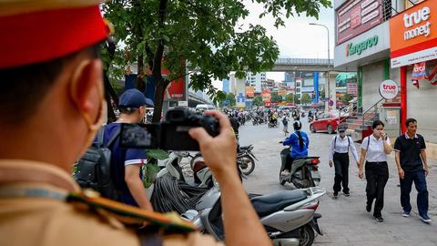  Mạnh tay xử lý xe máy đi lên vỉa hè