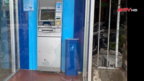 Tạm giữ hình sự đối tượng liên tiếp đập phá cửa kính các trụ ATM