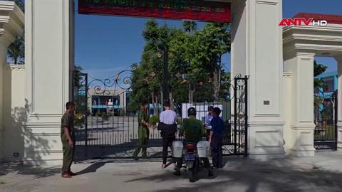 Công an xã dùng xe chuyên dụng đón thí sinh đến điểm thi
