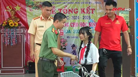 Tặng quà hộ khó khăn và học sinh vượt khó học tốt