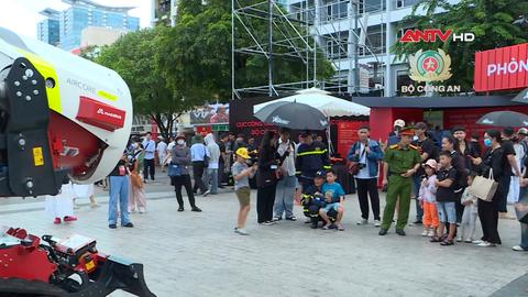 Người dân hào hứng trải nghiệm các hoạt động trong chương trình Vinh quang CAND Việt Nam
