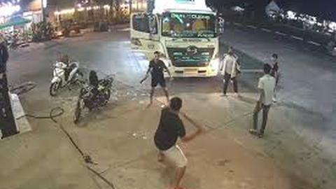 Xác minh nhóm thanh niên đuổi chém nhau tại cây xăng ở Bình Dương