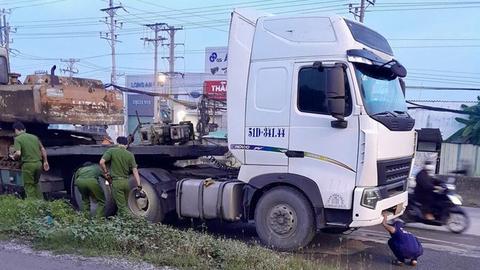 2 người đi xe máy bị xe container cán tử vong