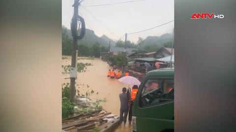 Hỗ trợ người dân ra khỏi nơi ngập sâu ở Lai Châu