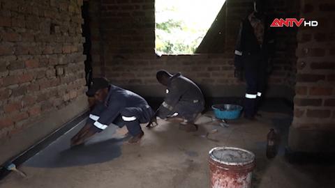 Sàn đất nén - Giải pháp xây dựng bền vững thay đổi cuộc sống ở Uganda