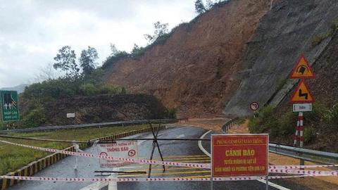 Bão số 1 gây mưa lớn, sạt lở, ngập sâu ở miền Trung