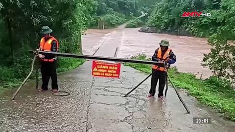 Công an xung kích hỗ trợ người dân vùng rốn lũ