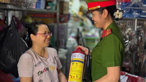 Tạo mọi điều kiện thuận lợi cho người dân làm thủ tục trong lĩnh vực PCCC và CNCH 