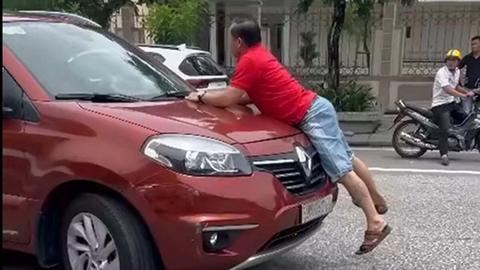 Xác minh vụ người đàn ông bám nắp capo sau va chạm xe, tài xế vẫn rú ga bỏ chạy