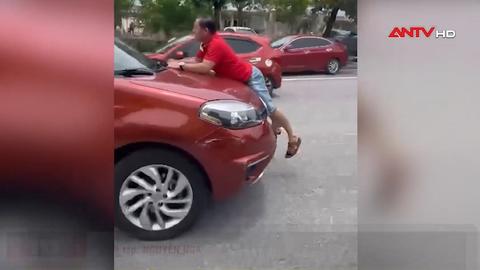 Người đàn ông bám nắp capo ô tô đang chạy sau va chạm giao thông