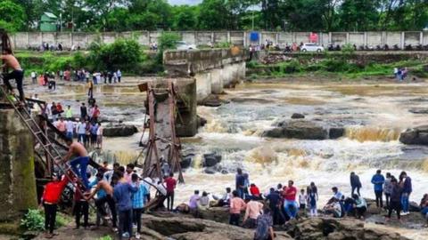  Sập cầu ở Ấn Độ, nhiều người thiệt mạng và bị cuốn trôi