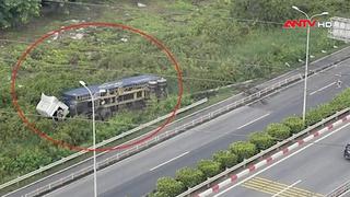 Xe đầu kéo văng khỏi đường cao tốc TP HCM - Long Thành - Dầu Giây
