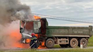 Ô tô tải bất ngờ bốc cháy dữ dội khi đang lưu thông trên đường