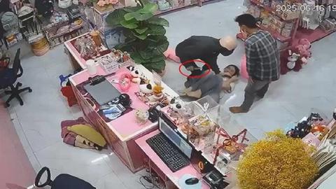 Bắt giữ 2 nghi phạm cướp tài sản ở cửa hàng quà tặng