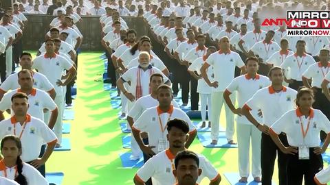 Thủ tướng Ấn Độ tập yoga cùng hàng ngàn người