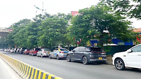 Xử lý xe dừng đỗ sai quy định quanh khu vực sân bay Nội Bài