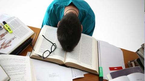 Sức khỏe tâm lý học sinh trước áp lực học tập và thi cử