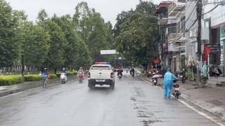 Cảnh sát giao thông kịp đưa học sinh ngủ quên đến điểm thi