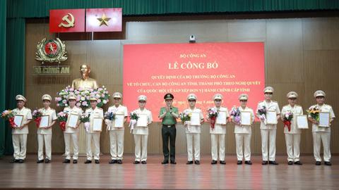 Bộ Công an công bố quyết định về tổ chức, cán bộ Công an 34 tỉnh, thành phố