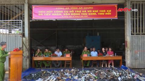 Công an tỉnh An Giang tiêu hủy hơn 1.500 công cụ hỗ trợ và vũ khí thô sơ