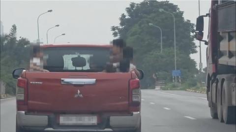 Xử phạt tài xế chở trẻ nhỏ trên thùng xe bán tải