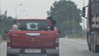 Xử phạt tài xế chở trẻ nhỏ trên thùng xe bán tải