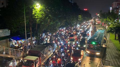 Mưa lớn chiều đầu tuần gây ngập nhiều tuyến phố Hà Nội 