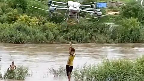 Cận cảnh drone cứu 2 cháu bé mắc kẹt giữa dòng lũ