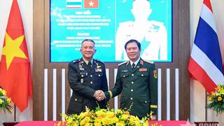 Đại tướng Nguyễn Tân Cương hội đàm với Tư lệnh Lực lượng Quốc phòng Thái Lan