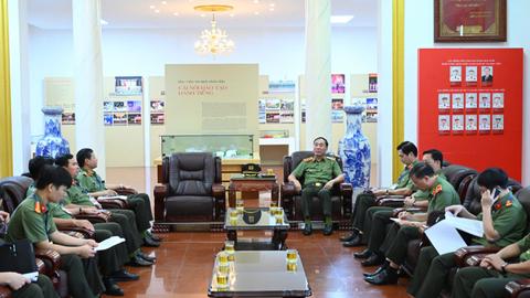Thứ trưởng Trần Quốc Tỏ kiểm tra công tác tổ chức kỳ thi đánh giá năm 2025