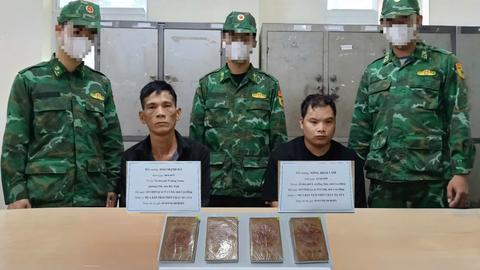 Bắt giữ 4 đối tượng mua bán 4 bánh hêrôin