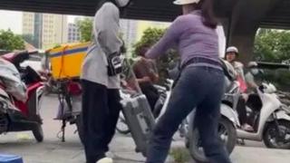 Xác minh vụ cô gái bị người bán trà đá đuổi