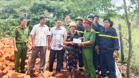 Công an tỉnh Gia Lai ra quân xóa nhà tạm, nhà dột nát