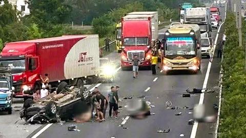 Ô tô 7 chỗ nổ lốp trên cao tốc, 5 người thương vong