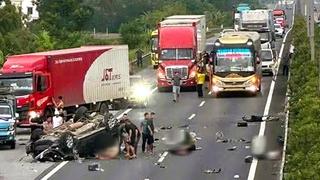 Ô tô 7 chỗ nổ lốp trên cao tốc, 5 người thương vong